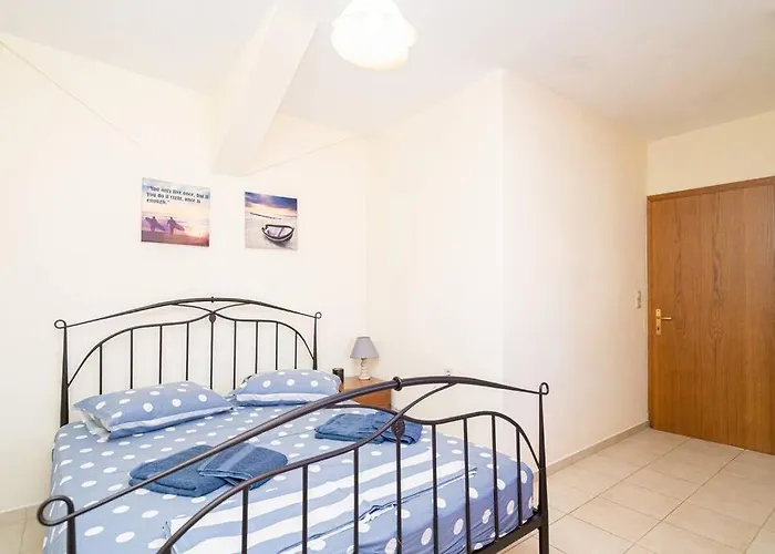 Finas Penthouse,Private Terrace,Great View,Mins From Sea